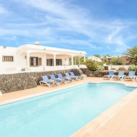 Playa Blanca Sleeps 12 Pool Wifi Willa